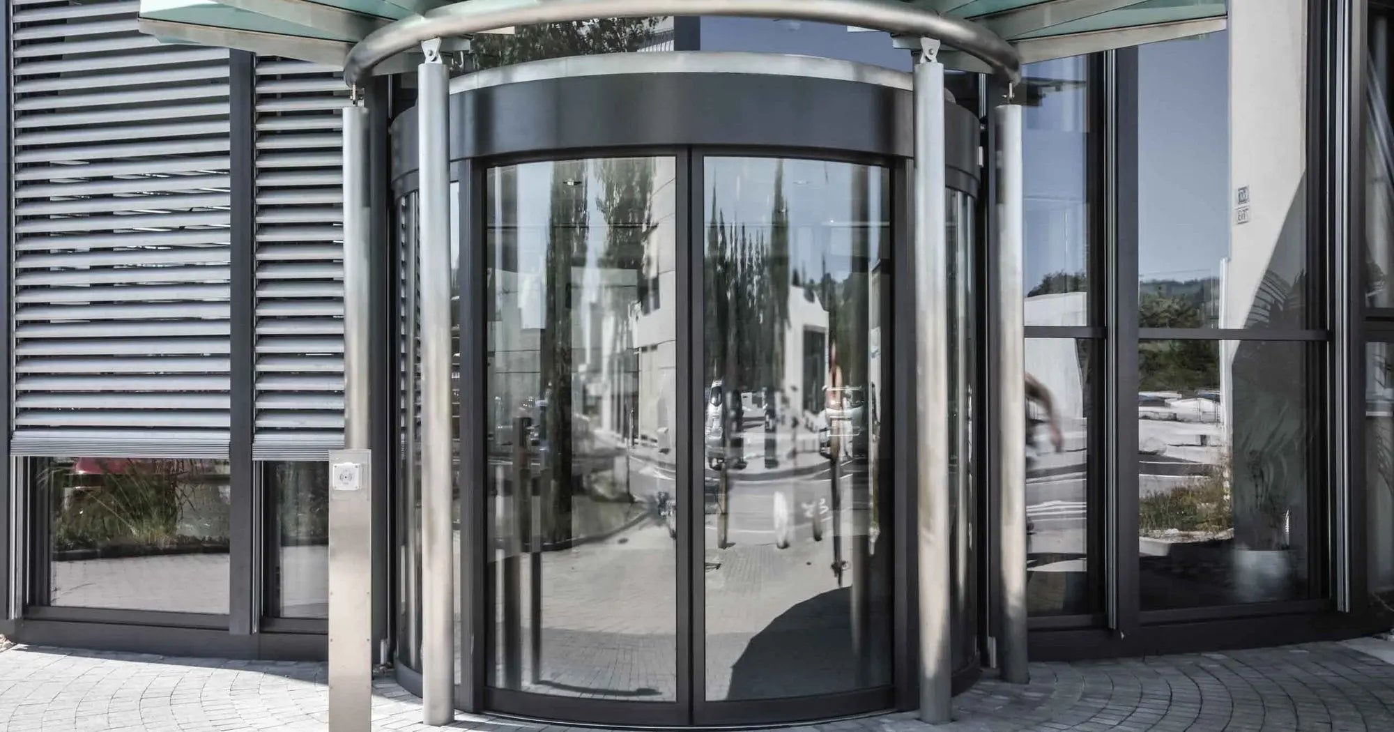 Gilgen SRM 180 degree curved sliding door entrance